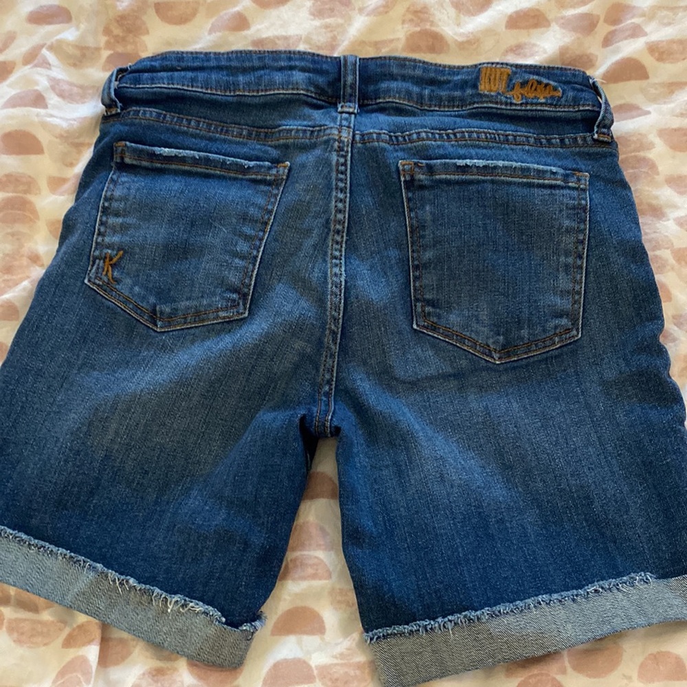 Kut from the kloth Katy boyfriend short. Like new. Size 4 - Picture 3 of 3